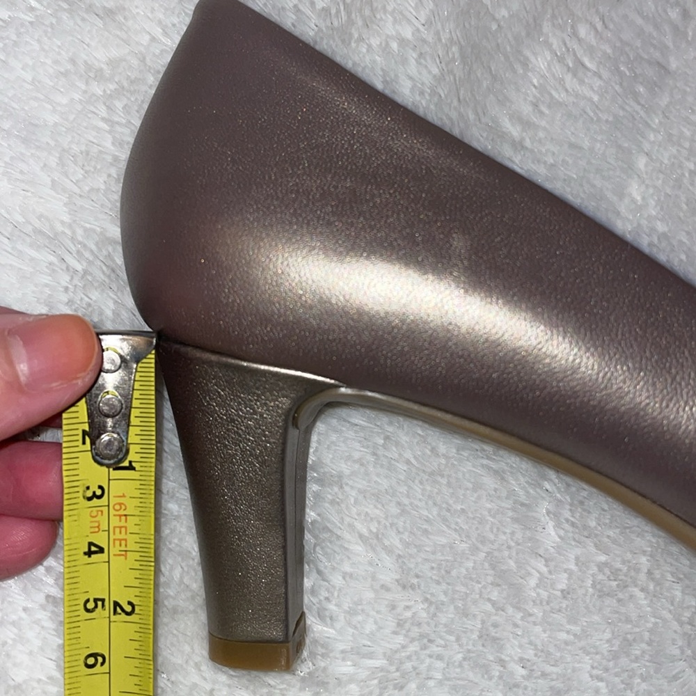 Easy Spirit Women's Esneoma Leather High Heel Pump - Picture 9 of 9
